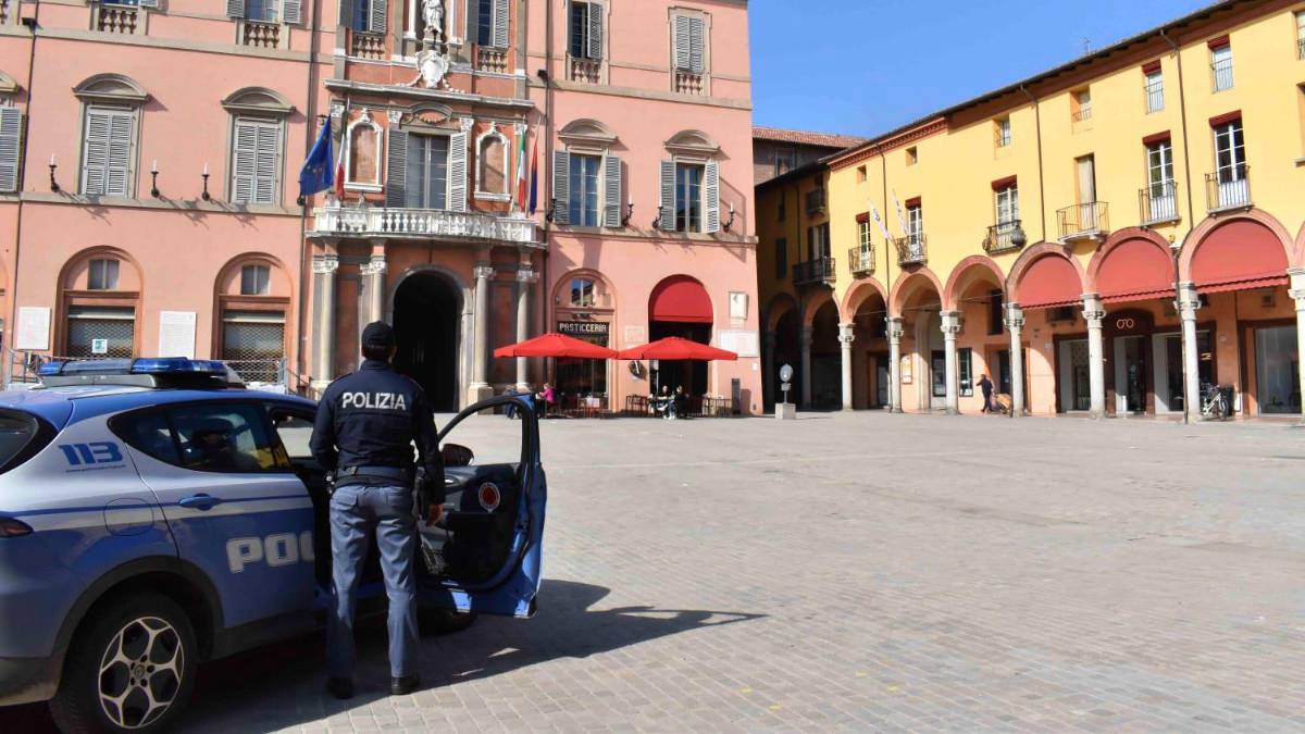 Imola, sorpreso a rubare nelle auto in sosta nella notte: denunciato un 18enne