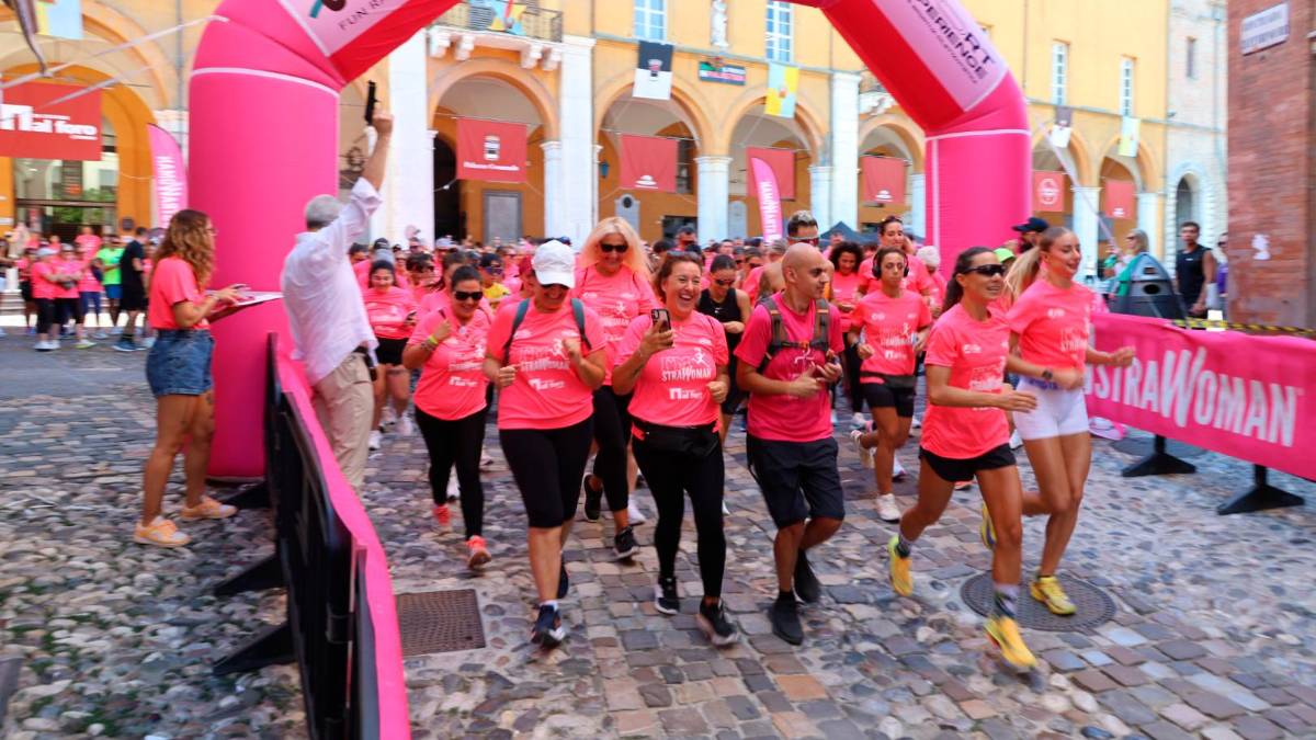 La partenza della StraWoman in centro a Cesena (foto Gianmaria Zanotti)