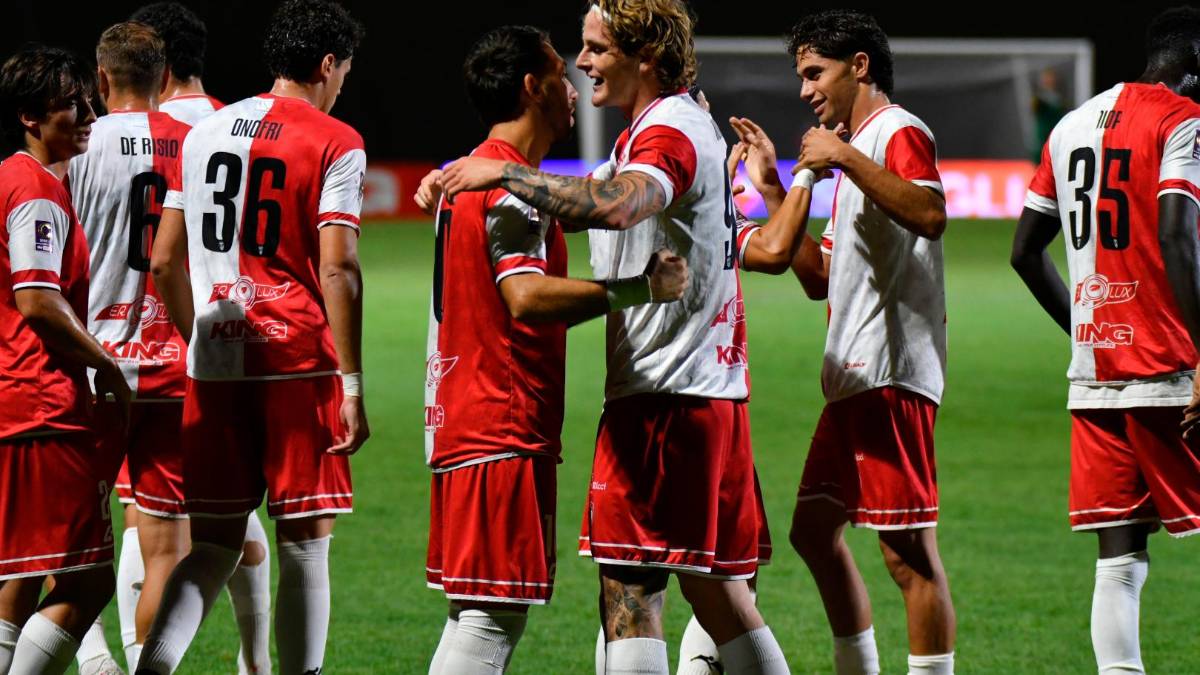L’esultanza della formazione biancorossa al gol di Luca Munaretti (foto FABIO BLACO)