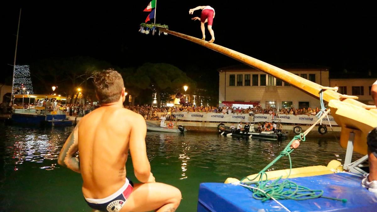 A Marina di Ravenna torna il palo della cuccagna