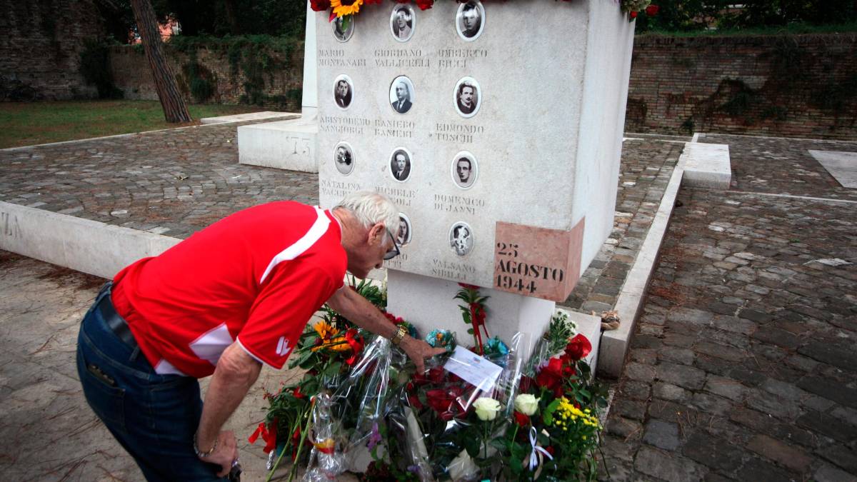 Ravenna, la memoria sconfigge l’ignoranza: in tantissimi al Ponte dei Martiri dopo il blitz vandalico