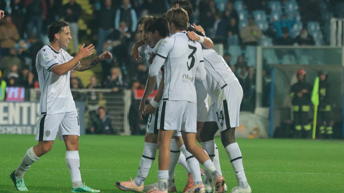 Cristian Shpendi festeggiato dopo il magnifico gol dell’1-0 (Zanotti)