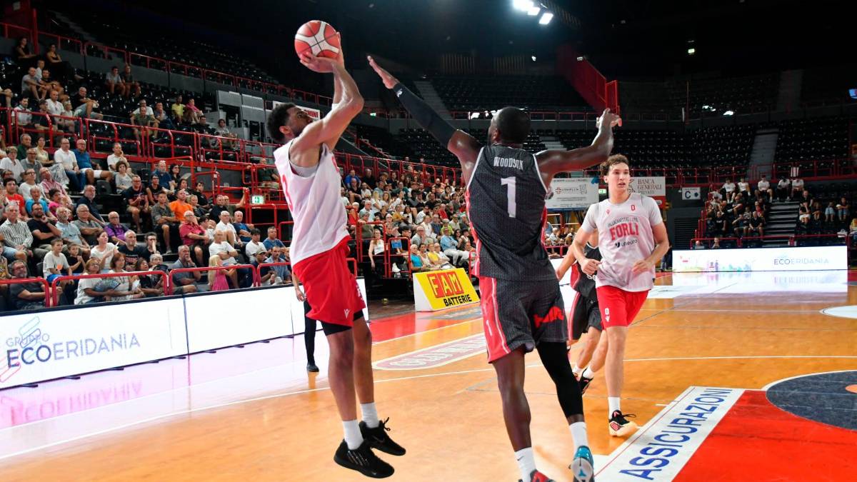 Una sospensione di Donald Carey marcato da vicino da Avery Woodson (Blaco)