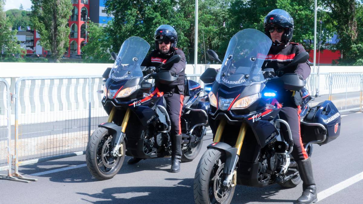 I carabinieri sul ponte di viale Dante (archivio)