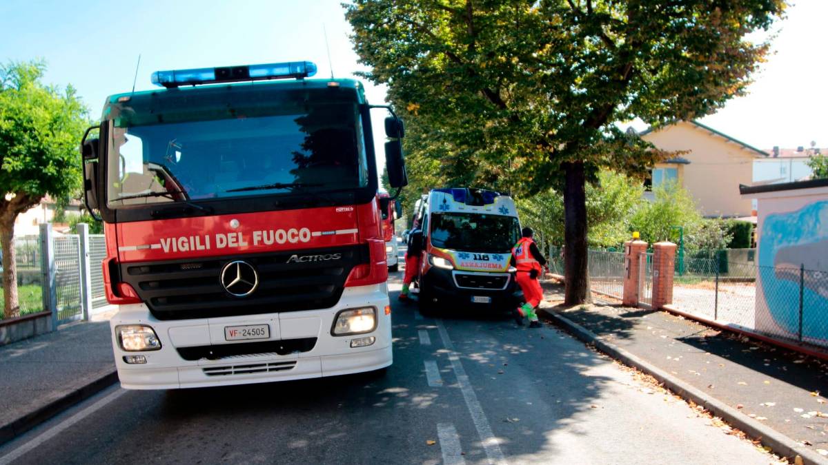 Cotignola, accende il camino ma la canna fumaria è otturata e il fumo invade la casa: 69enne all’ospedale