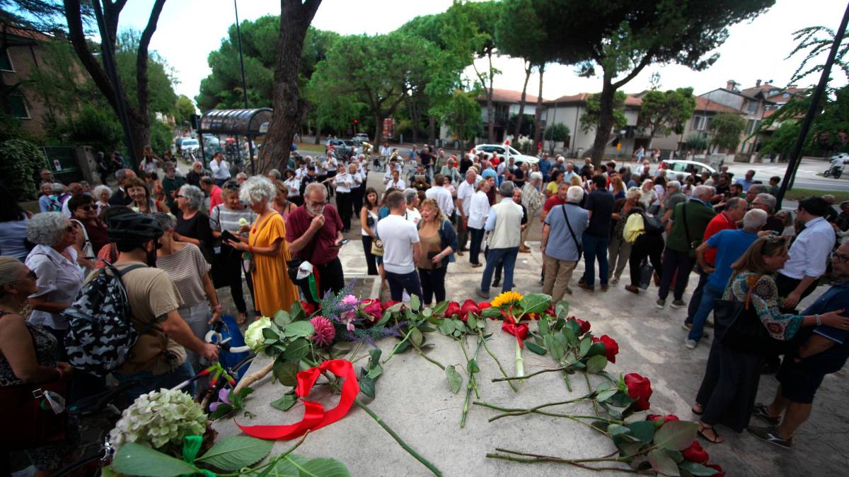 Ravenna, la memoria sconfigge l’ignoranza: in tantissimi al Ponte dei Martiri dopo il blitz vandalico