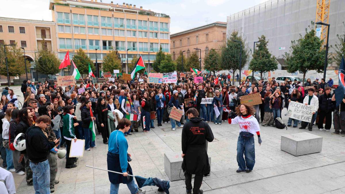 La lezione di Cesena: un corteo pacifico di studenti armati di cori e cartelloni VIDEO GALLERY