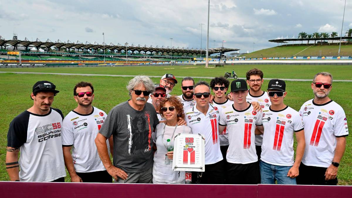 MotoGp, omaggio a Marco Simoncelli: i genitori alla curva 11 di Sepang