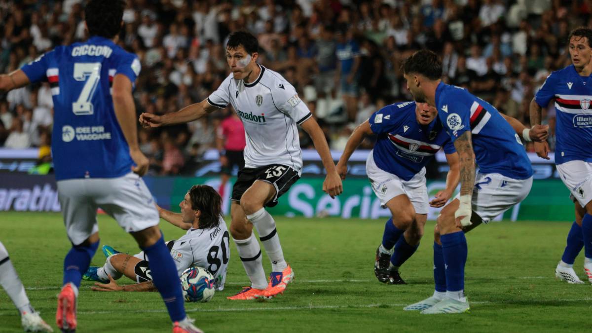 Sopra Dimitri Bisoli nel cuore della difesa della Sampdoria in occasionedella prima giornata di campionato foto gianmaria zanotti