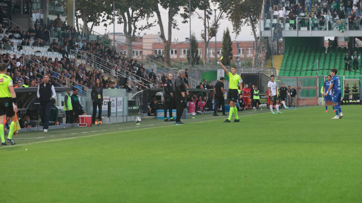 L’arbitro Perenzoni ammonisce Diamanti poco prima della fine del primo tempo (Zanotti)