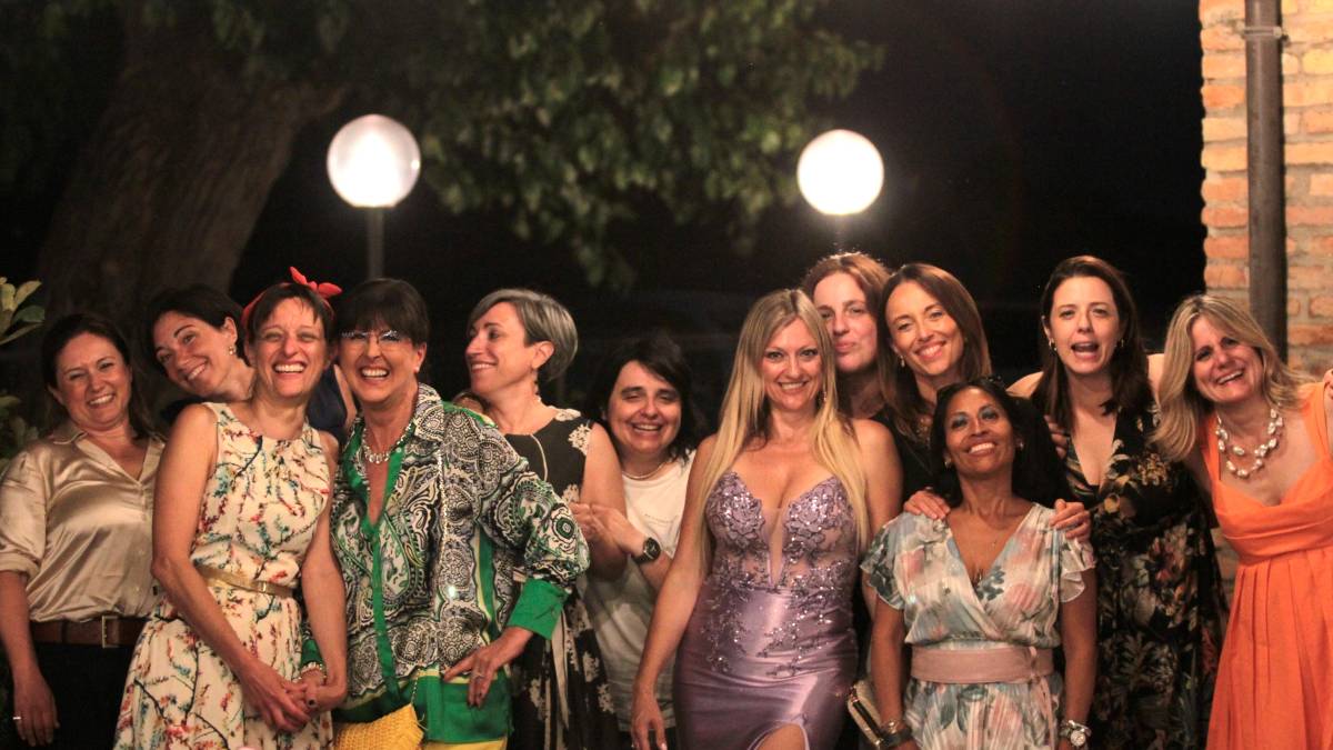Ravenna, maxi-festa per la prof in pensione: si ritrovano 200 alunni