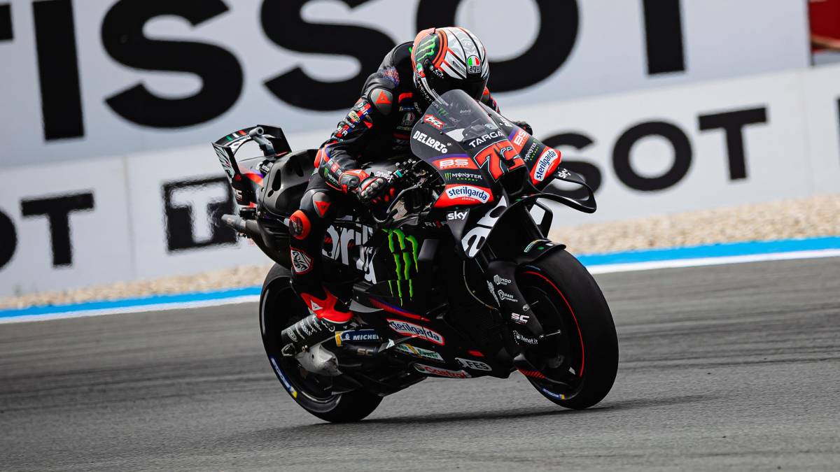 Marco Bezzecchi in azione con la sua Aprilia: è secondo in classifica con 209 punti dietro a Martin che è a quota 240