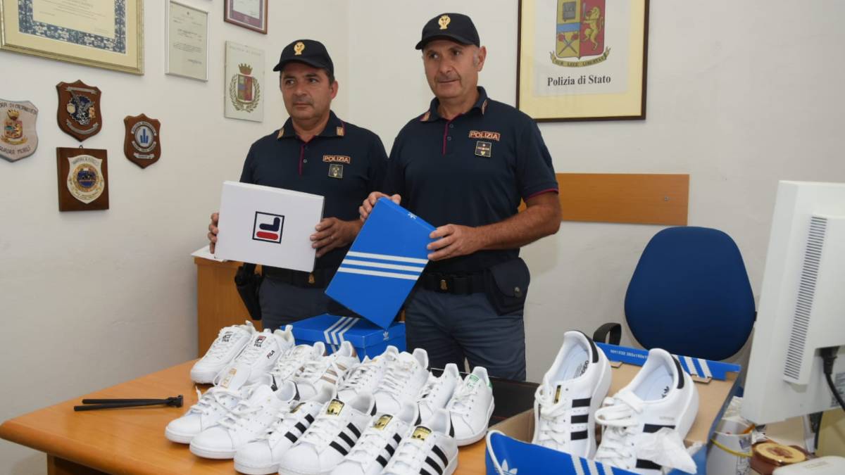 Forlì, rubano scarpe sfruttando una bambina di dieci anni