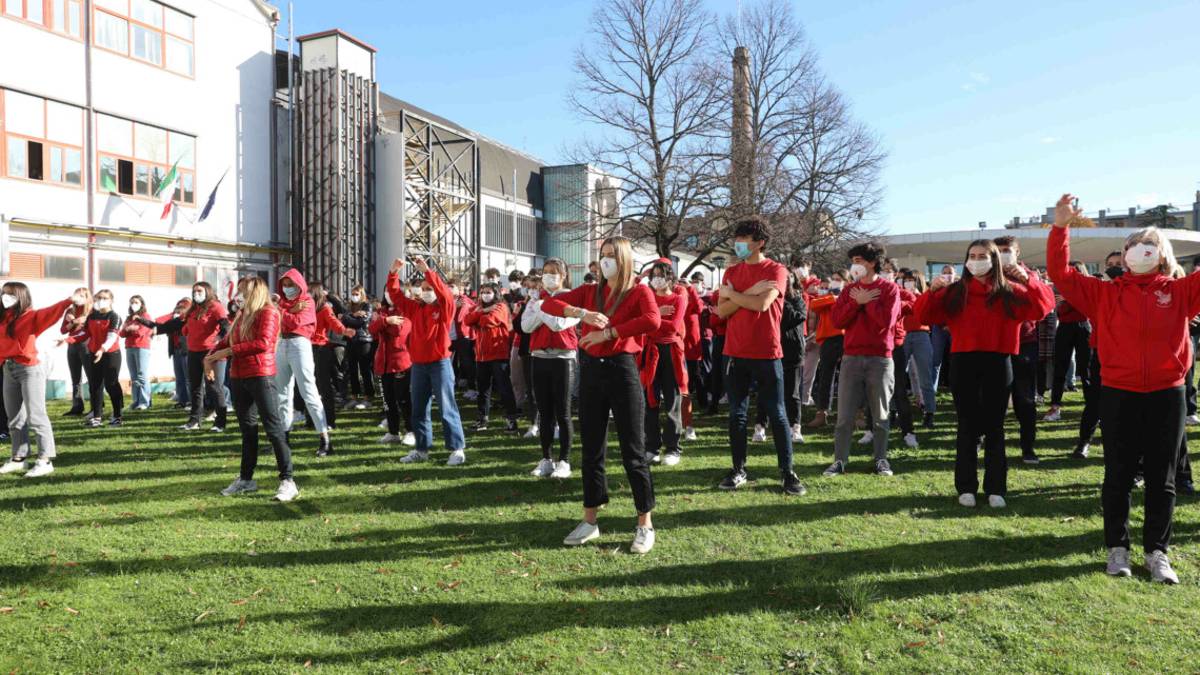Al Liceo Righi di Cesena flash mob contro la violenza sulle donne