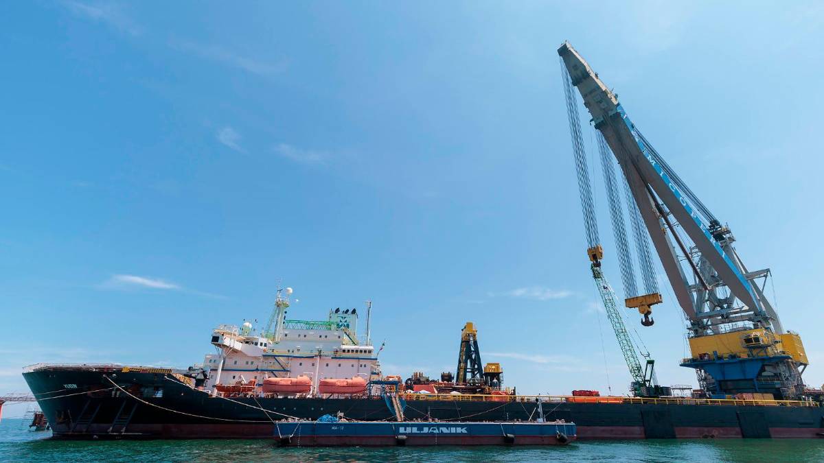 Un’immagine del cantiere del rigassificatore al largo di Ravenna