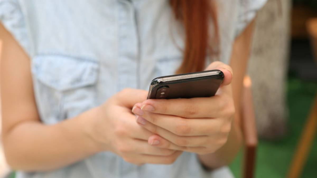 Ravenna, spiata dal fidanzato con una “cimice” nello smartphone