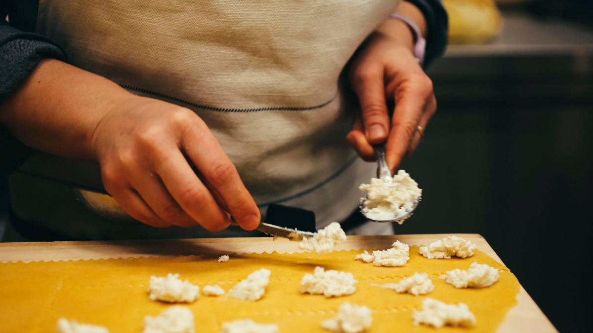 La preparazione di cappelletti (immagine generica d’archivio)