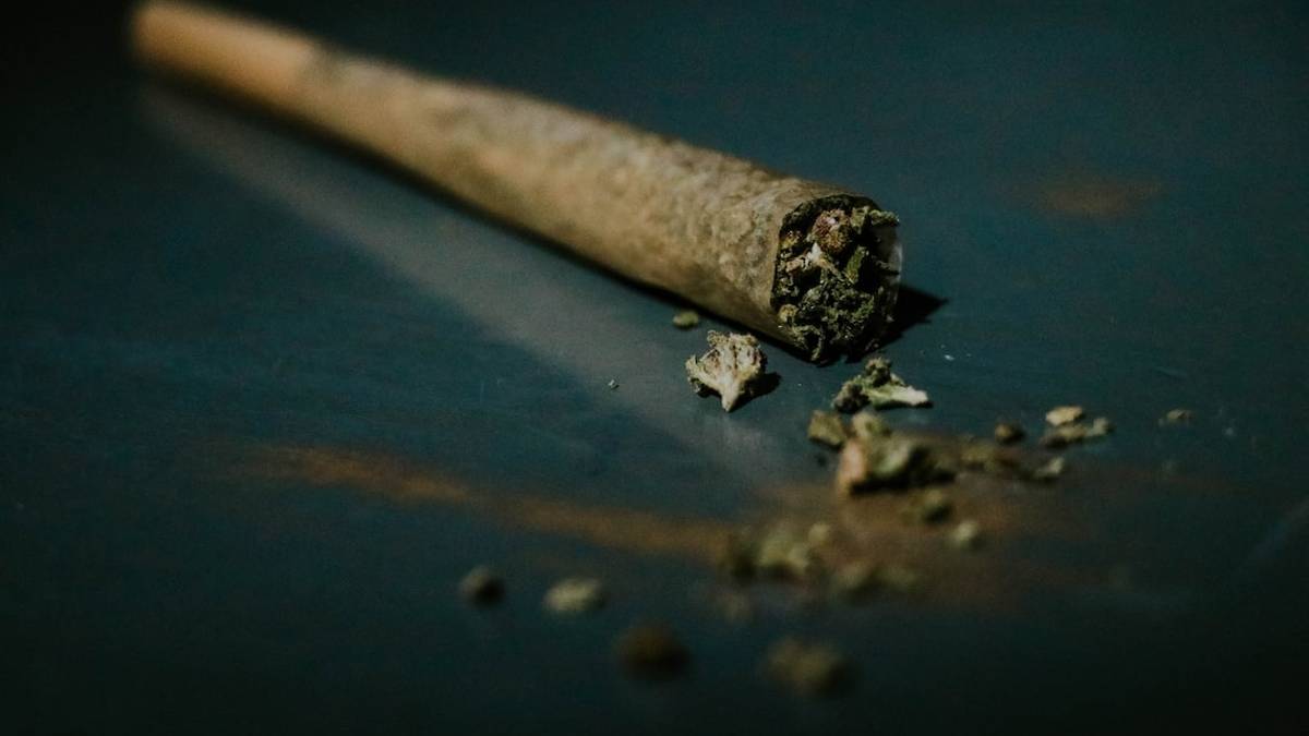 Rimini, consegna uno spinello agli agenti che lo fermano, poi gli trovano un chilo di marijuana