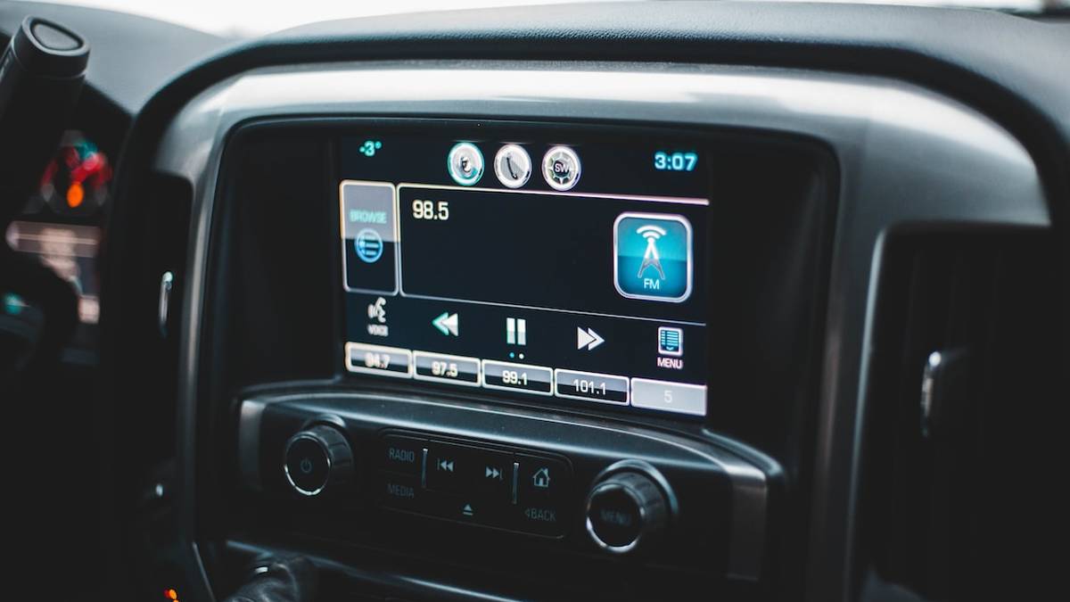 Riccione, una discoteca in strada grazie allo stereo di un'auto: notte insonne in viale Trebaci