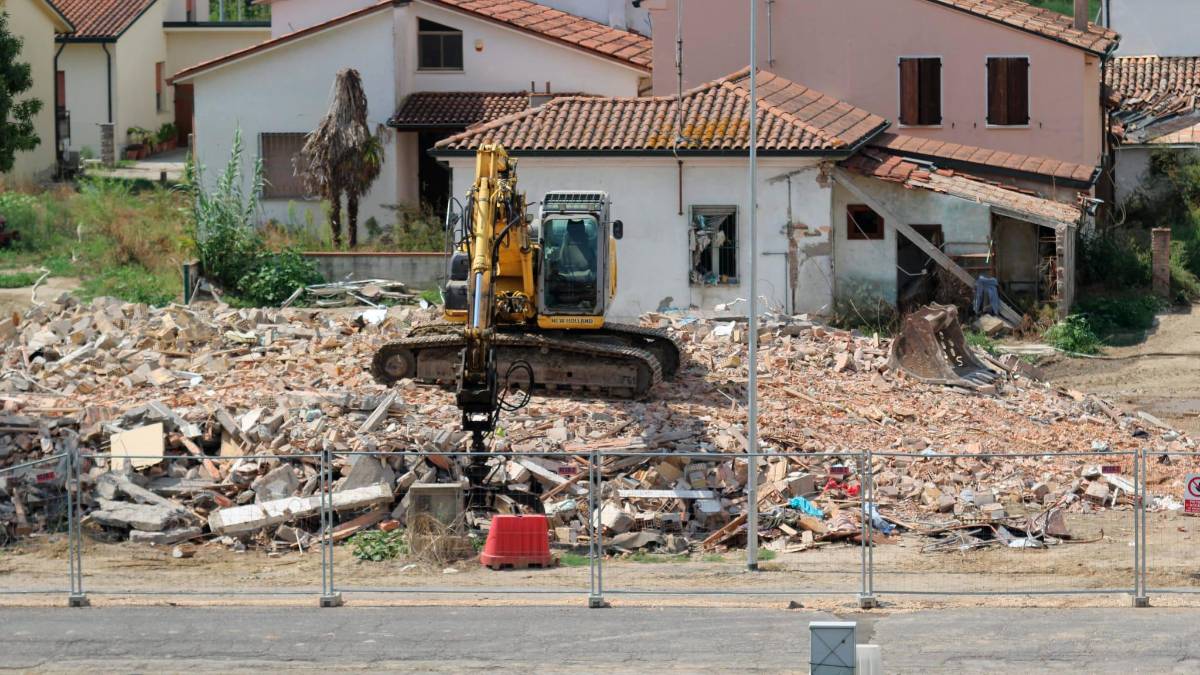 Traversara, partite le demolizioni delle case della zona rossa - Gallery