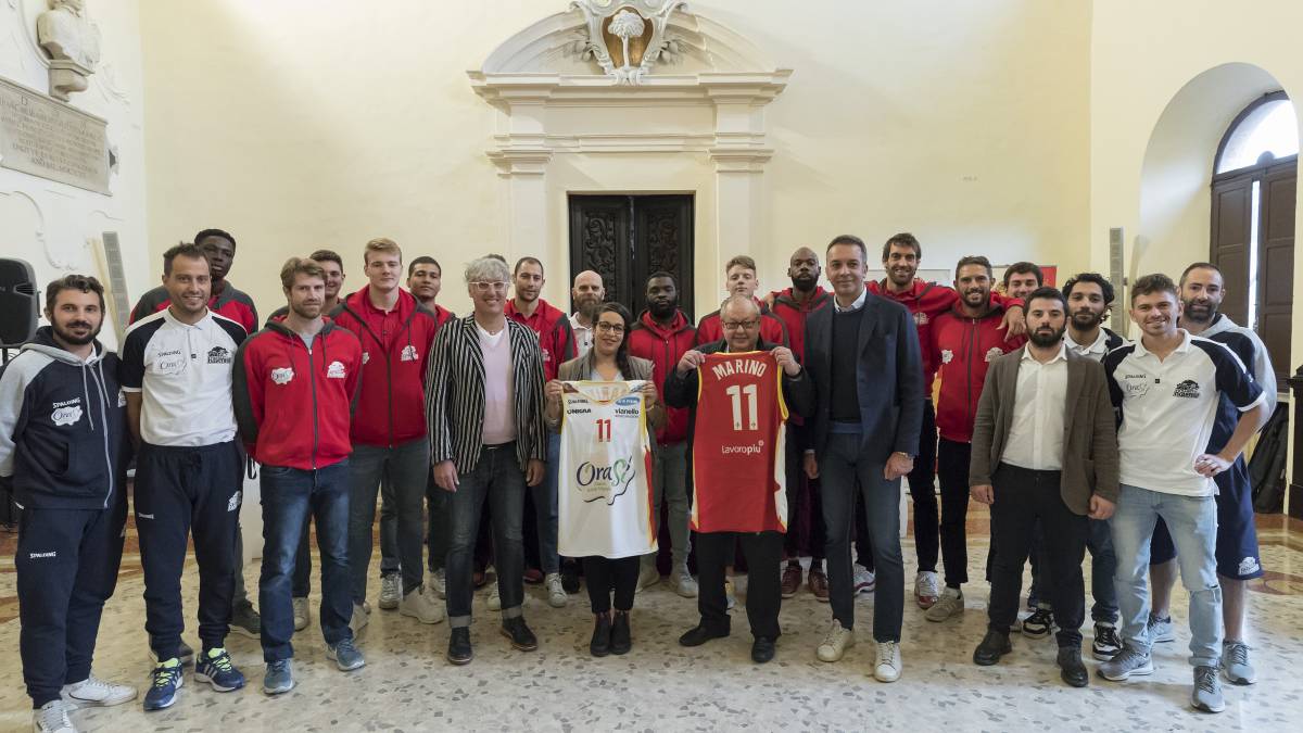 Basket, l'OraSì Ravenna svela le nuove divise della Spalding