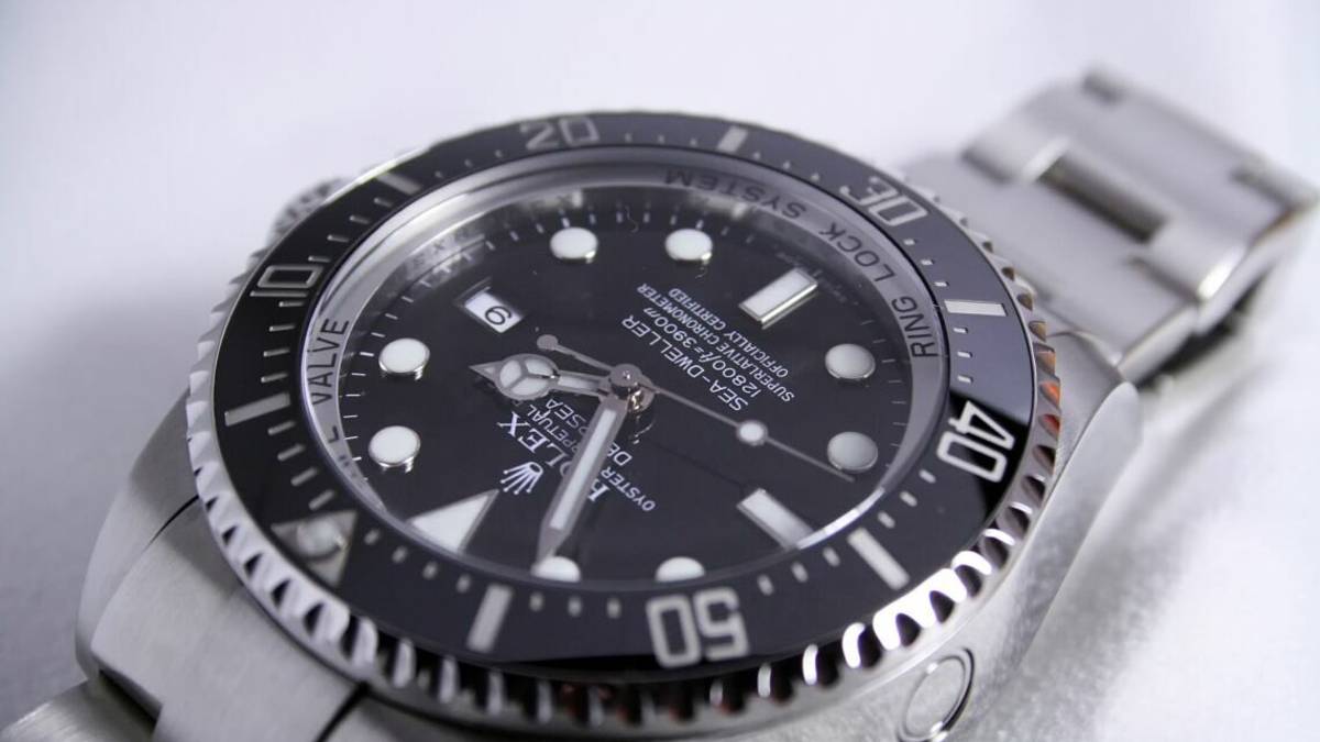 Le foto dei Rolex rapinati condivise come trofei