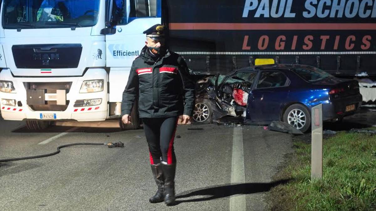 Ravenna, auto contro tir sulla Reale. Muore un 51enne