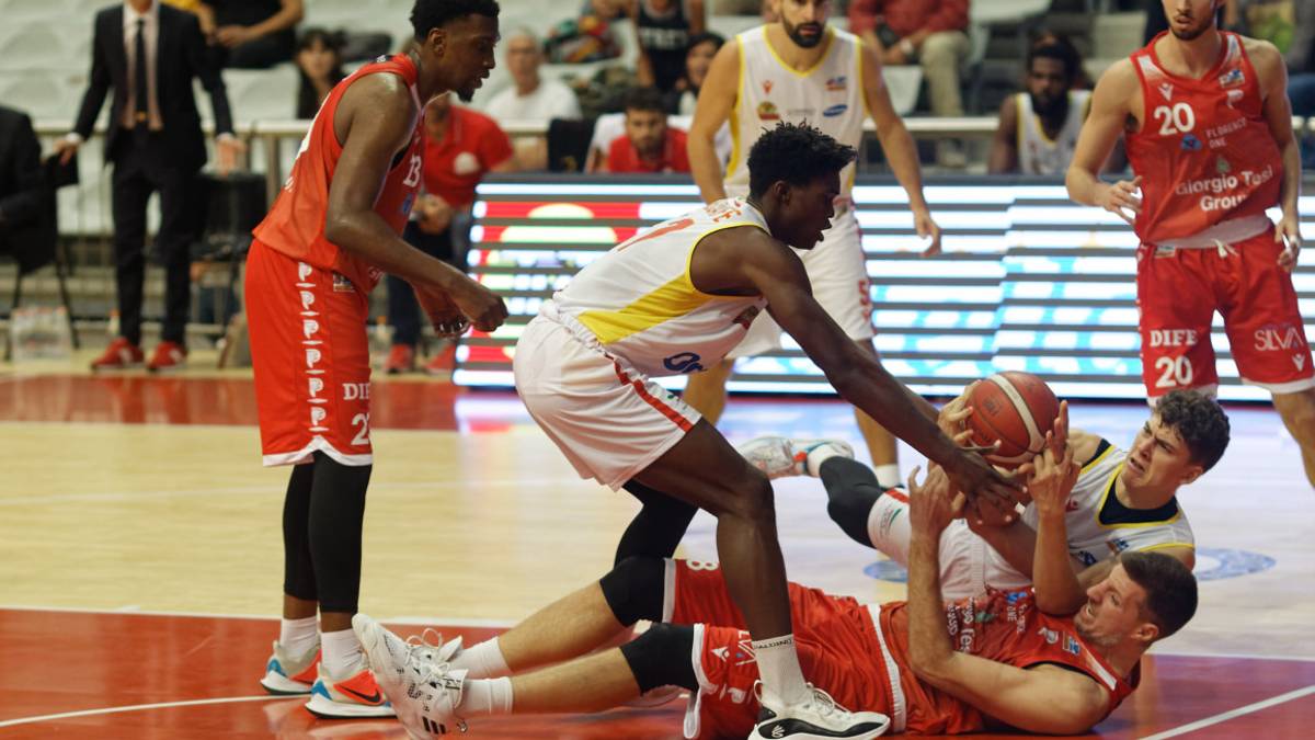 Basket A2, Lotesoriere: Chiedo scusa ai tifosi di Ravenna - Gallery