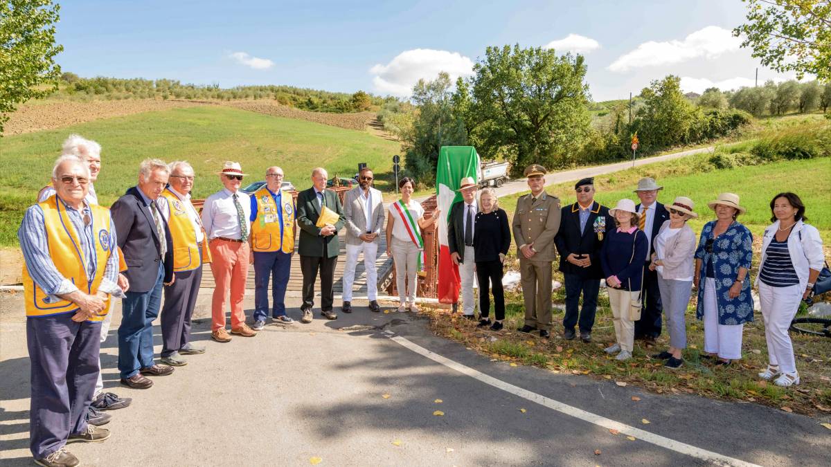 Una targa bilingue sul ponte Bailey di Verucchio