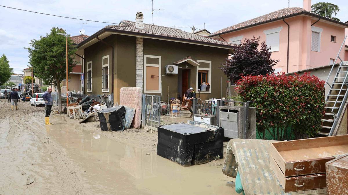Cesena, alluvione, i numeri utili per aiutare: Segnalate gli sciacalli