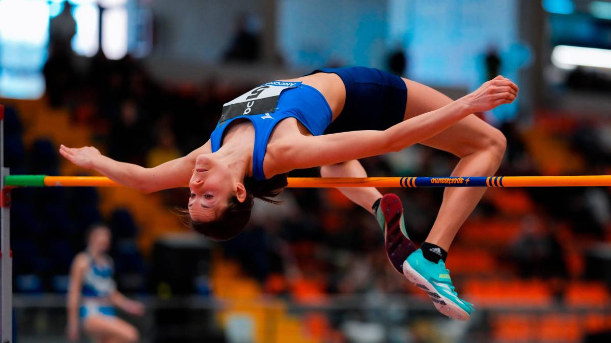 A sinistra una spettacolare immagine di Marta Morara agli Assoluti indoor di Ancona, a destra una rincorsa della 27enne imolese con la maglia azzurra