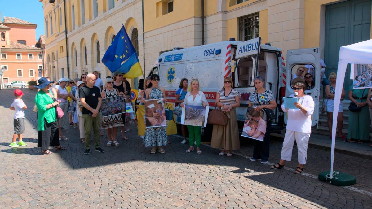 L’ambulanza ucraina colpita dai russi a Kharkiv esposta in piazza Garibaldi a Ravenna