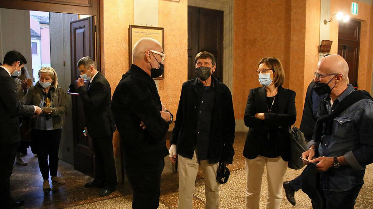 Gianni Morandi spettatore d'eccezione al Teatro Goldoni di Bagnacavallo
