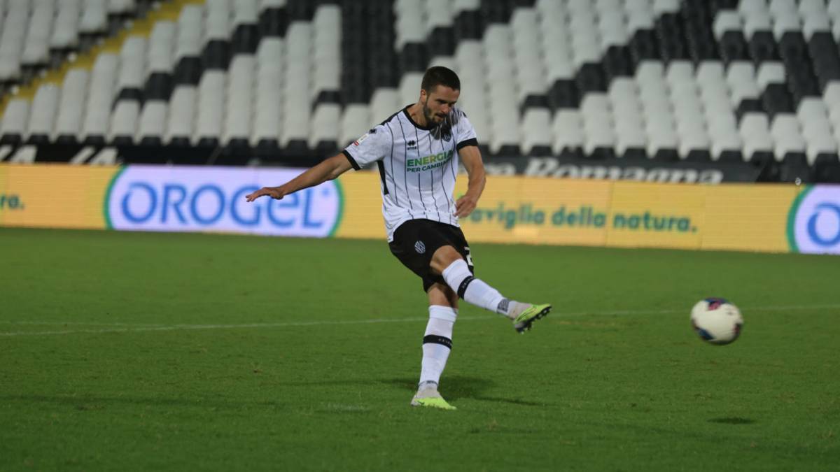Calcio C, Cesena, altro guaio in difesa: si blocca Piacentini