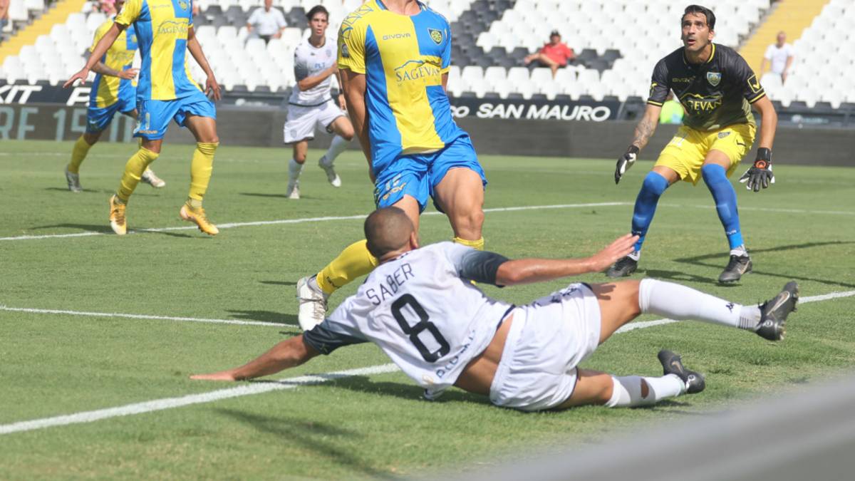 Calcio C a Cesena l'erba del Manuzzi potrebbe tendere al giallo: ecco perché