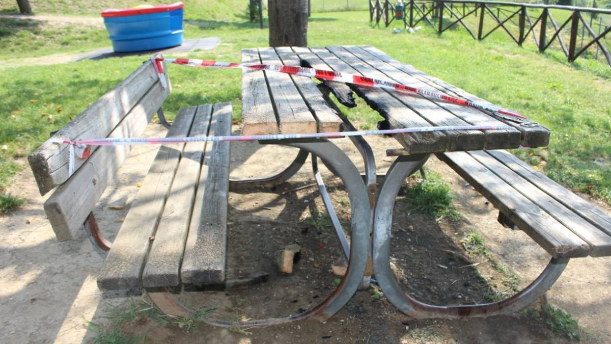 I vandali non si fermano: bruciati tavolo e panchine a Longiano. Altri casi a Gambettola, Savignano e Gatteo