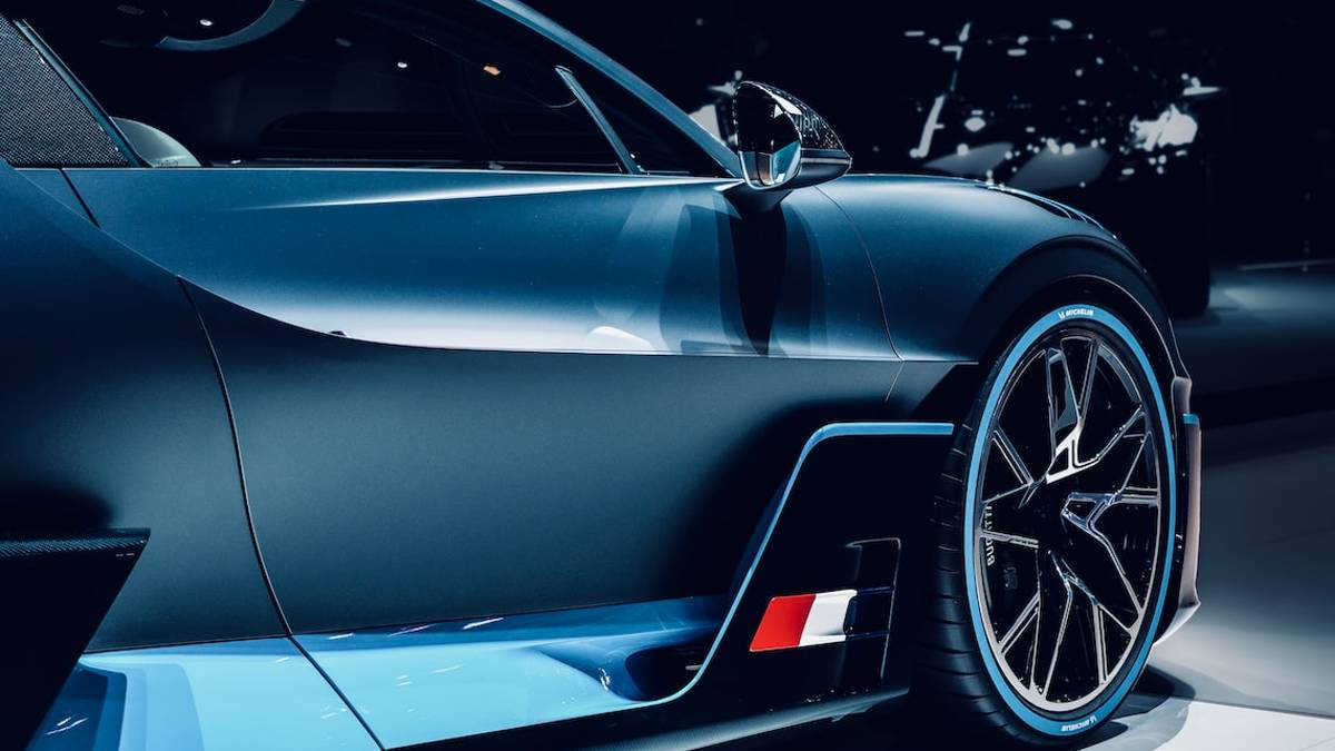 Conselice, guida un'auto di grossa cilindrata senza patente e si finge un'altra persona