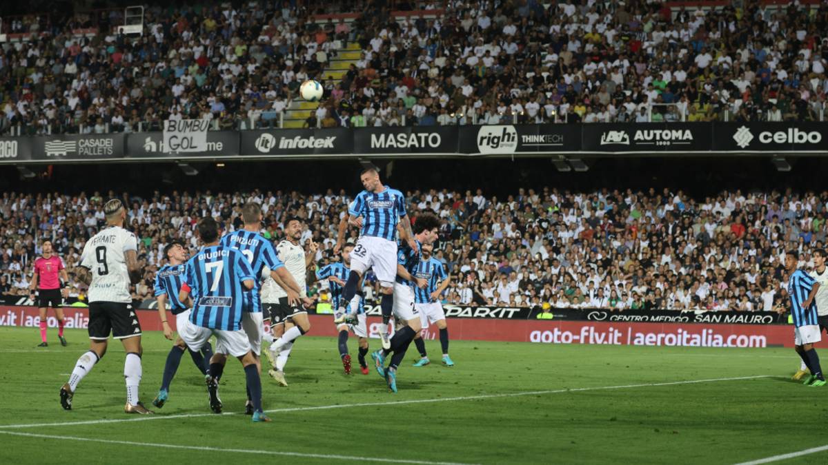 Calcio C, il Lecco ha eliminato il Cesena e ora rischia di non giocare in B perché è senza stadio