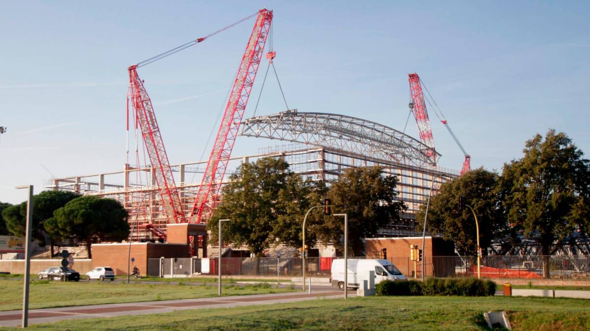 Ravenna, ripartito il cantiere del nuovo palasport: posata la prima trave