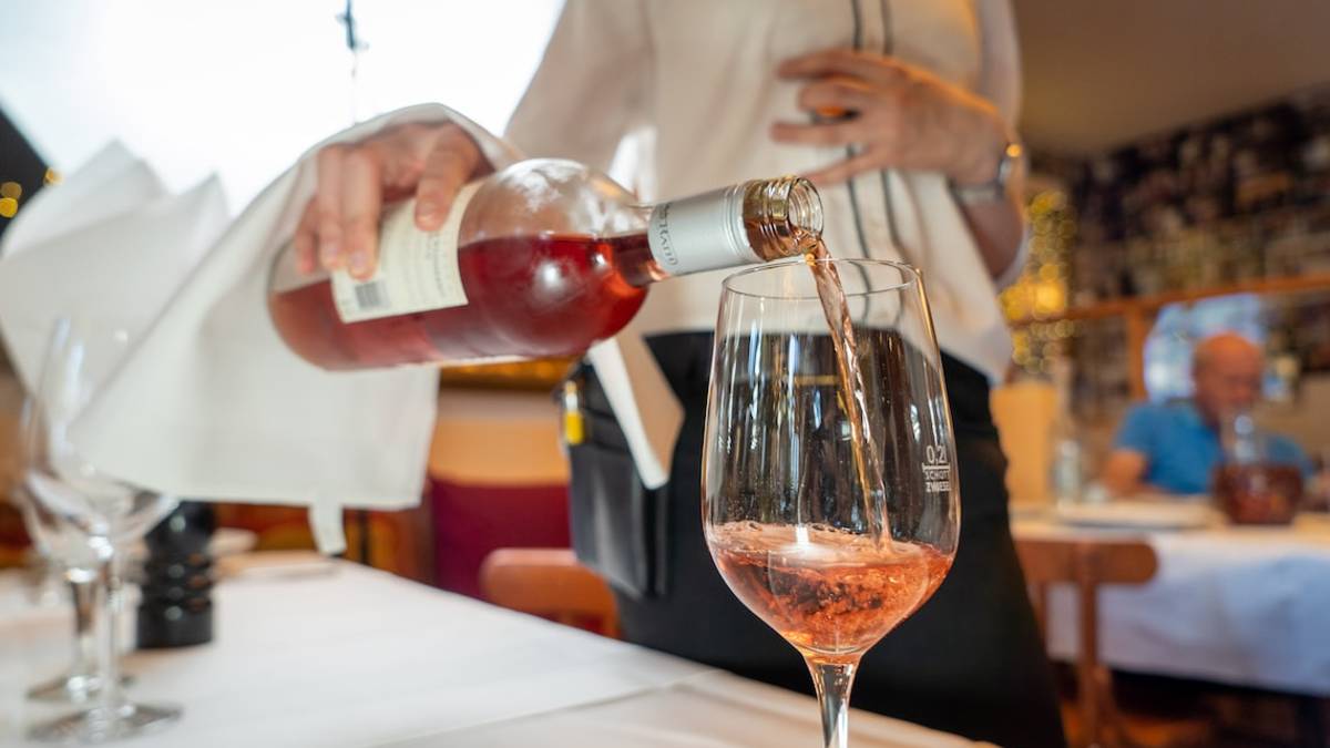 Rimini, i ristoratori: Mancano i dipendenti, si taglia il pranzo