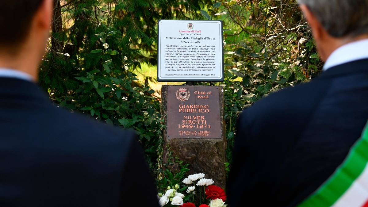 Dall’alto il fratello Franco tocca la lapide in cui è inciso il nome di Silver, i bambini presenti alla cerimonia e il messaggio nel parco