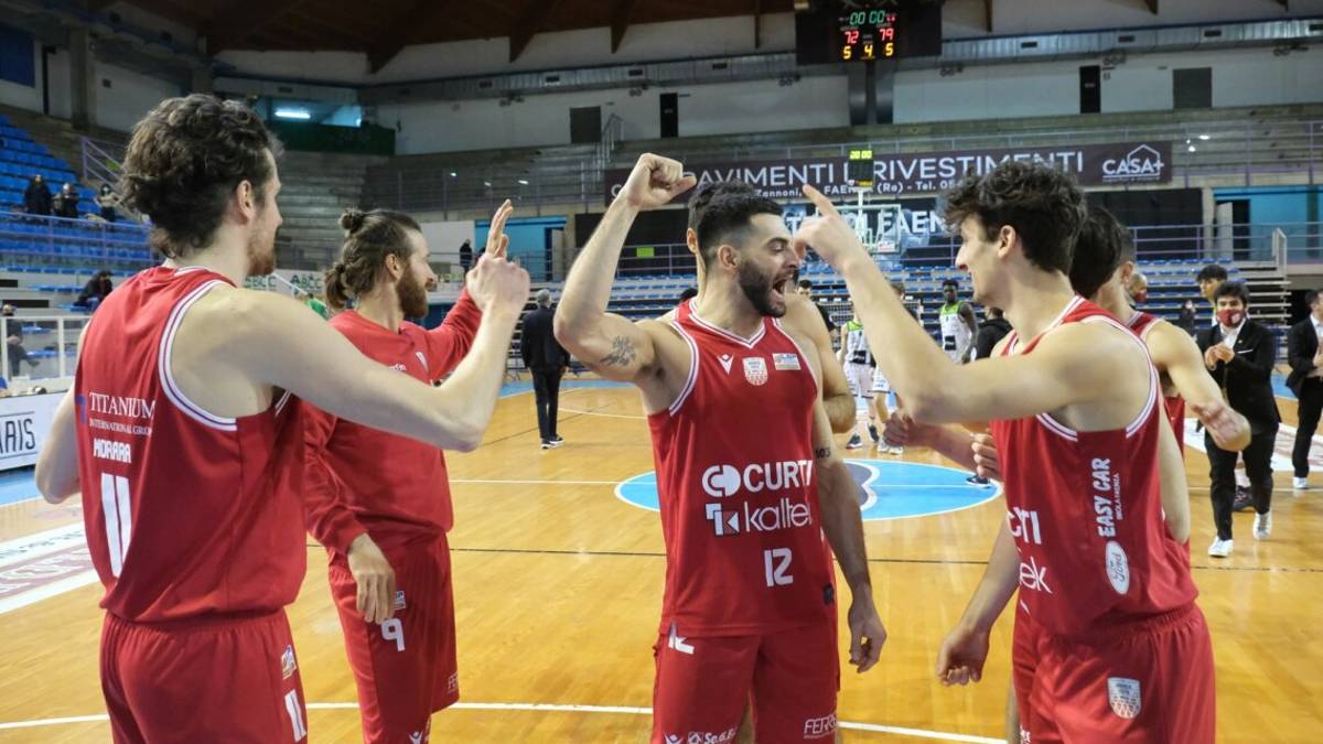 Basket B, Imola piazza il colpo al Pala Cattani di Faenza (72-79)