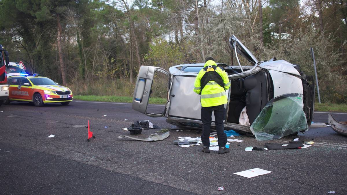 Marina di Ravenna, pauroso incidente all'altezza della rotonda di via Trieste: gravissimo 48enne