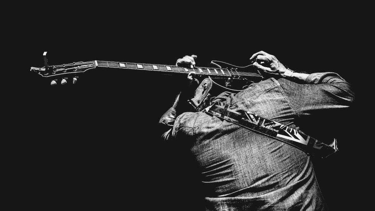 Bellaria, a Ferragosto torna la Messa rock di don Marco all'alba e in serata sfila... Babbo Natale