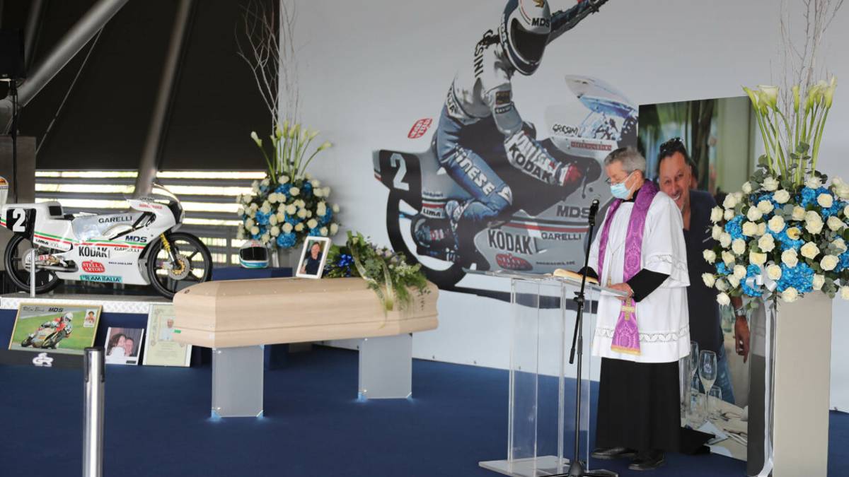 Motociclismo, l'addio a Fausto Gresini in autodromo (GALLERY)