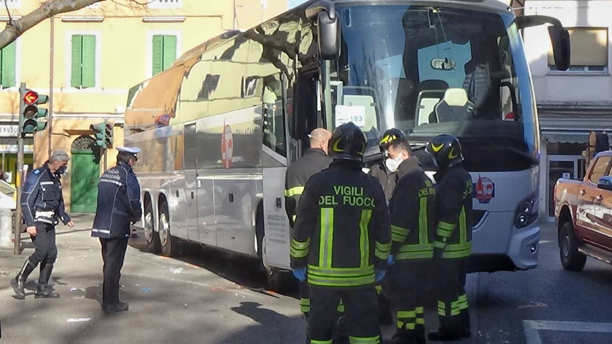 Faenza, in bici incastrata sotto un pullman