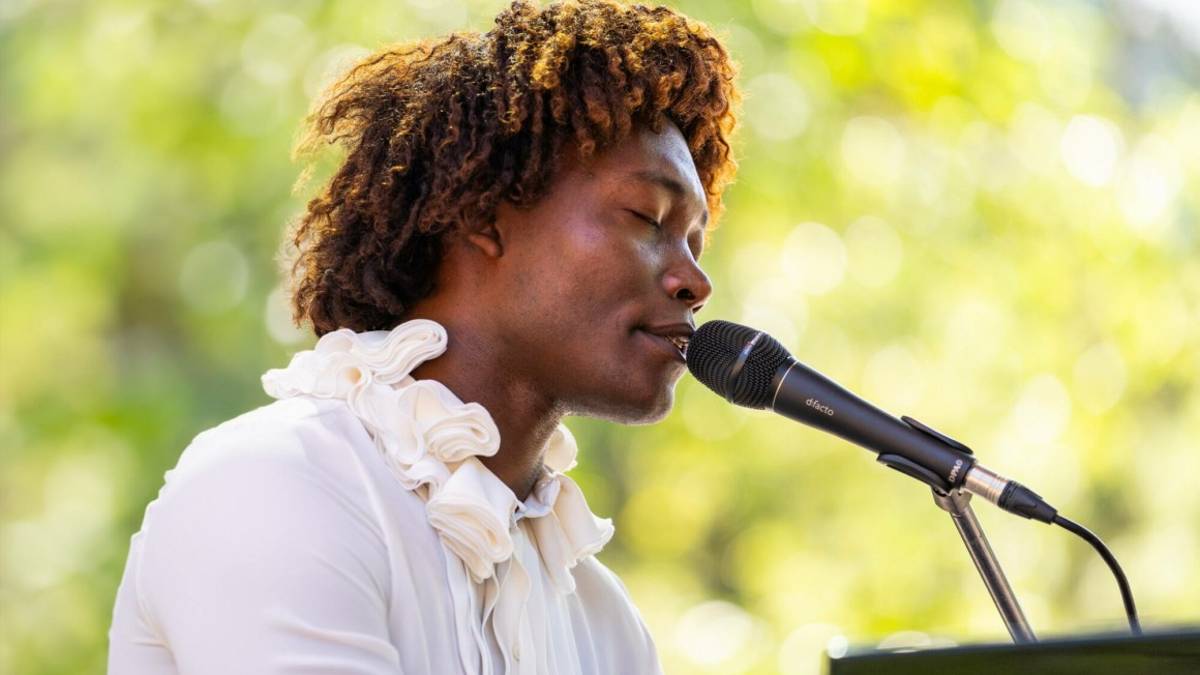 La recensione: Clementine a Pesaro, un poeta sul palco