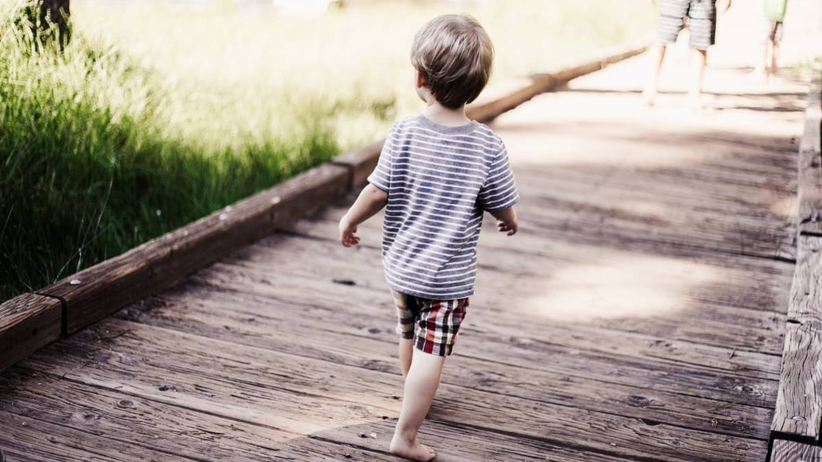 Rimini, a 2 anni girava da solo per strada mentre la mamma dormiva