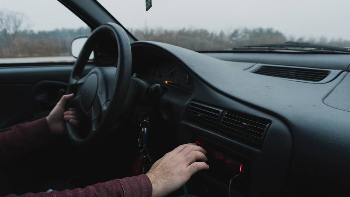 Senza assicurazione, senza revisione e con targa falsa: girava per Rimini con l'auto più taroccata d'Italia