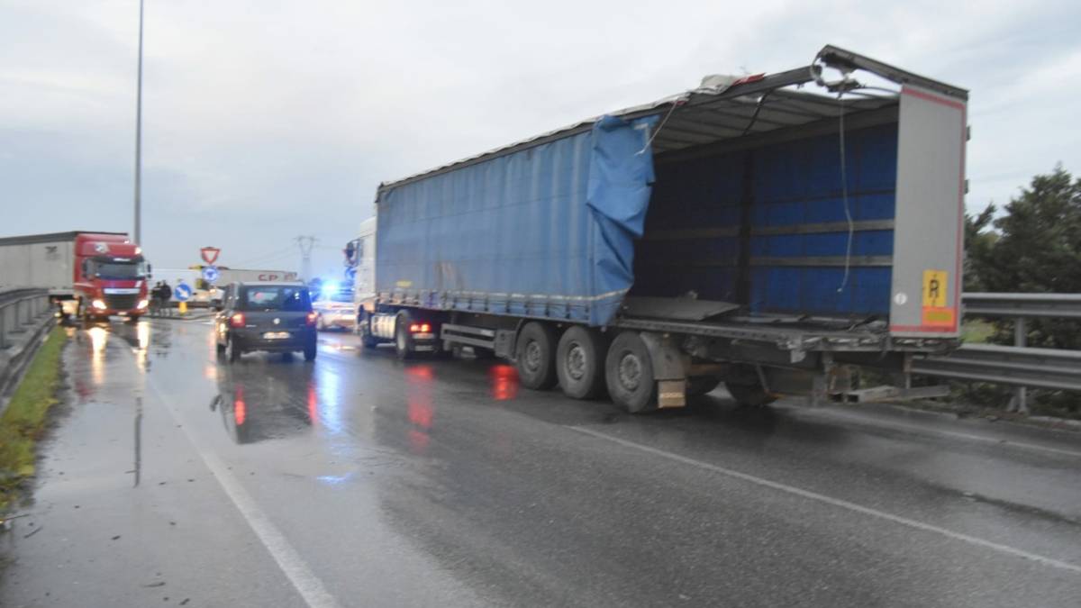 Ravenna, tamponamento fra Tir: grossi disagi al traffico
